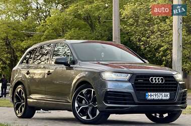 Позашляховик / Кросовер Audi Q7 2018 в 