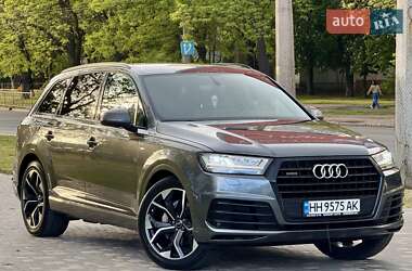 Позашляховик / Кросовер Audi Q7 2018 в 
