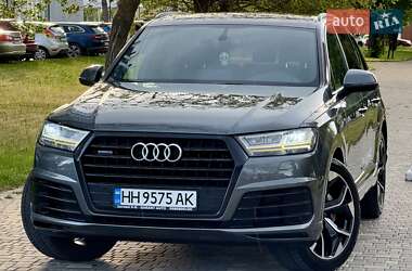 Позашляховик / Кросовер Audi Q7 2018 в 