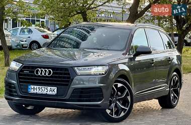 Позашляховик / Кросовер Audi Q7 2018 в 
