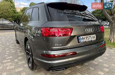 Позашляховик / Кросовер Audi Q7 2018 в 