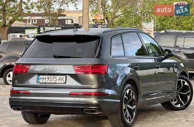 Позашляховик / Кросовер Audi Q7 2018 в 