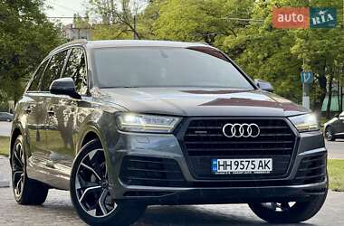 Позашляховик / Кросовер Audi Q7 2018 в 