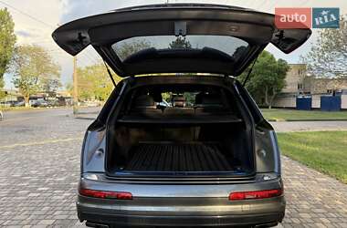 Позашляховик / Кросовер Audi Q7 2018 в 