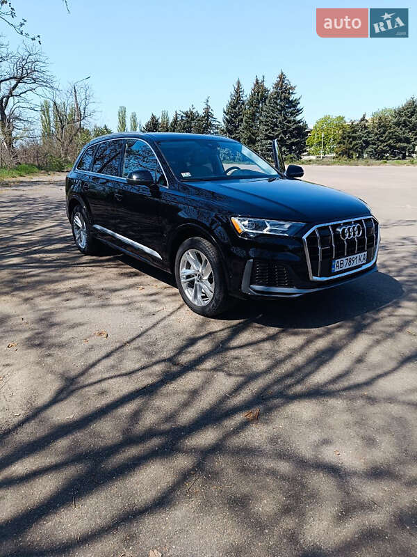 Позашляховик / Кросовер Audi Q7 2020 в 