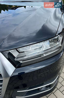 Позашляховик / Кросовер Audi Q7 2018 в 