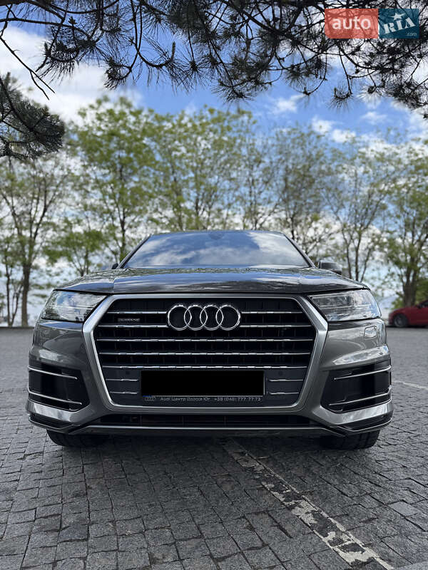 Внедорожник / Кроссовер Audi Q7 2015 в 