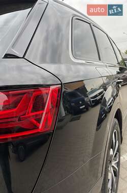 Внедорожник / Кроссовер Audi Q7 2016 в 