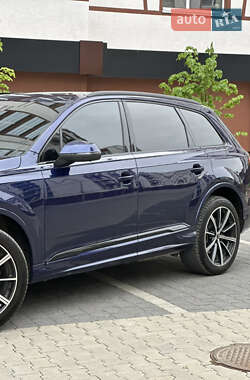 Внедорожник / Кроссовер Audi Q7 2021 в 