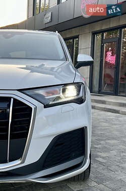 Позашляховик / Кросовер Audi Q7 2021 в 