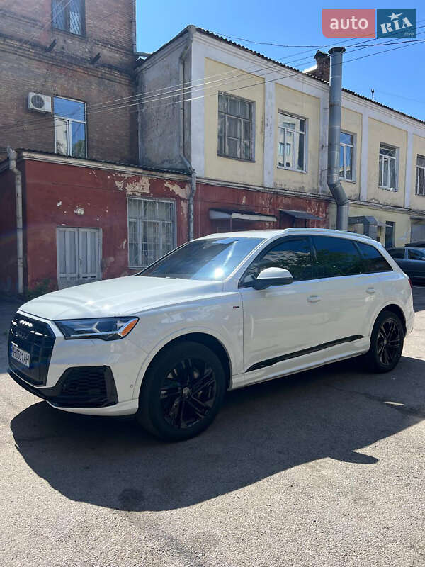 Позашляховик / Кросовер Audi Q7 2020 в 