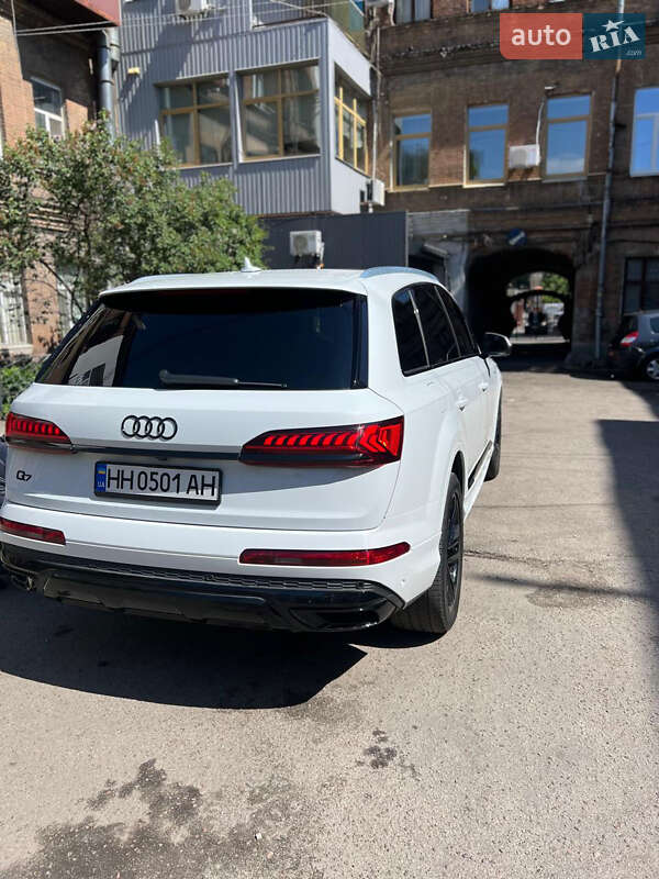 Позашляховик / Кросовер Audi Q7 2020 в Дніпрі