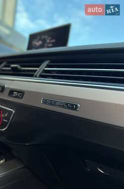 Внедорожник / Кроссовер Audi Q7 2016 в 