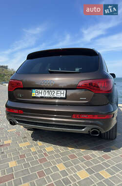 Внедорожник / Кроссовер Audi Q7 2015 в 