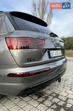 Внедорожник / Кроссовер Audi Q7 2017 в 