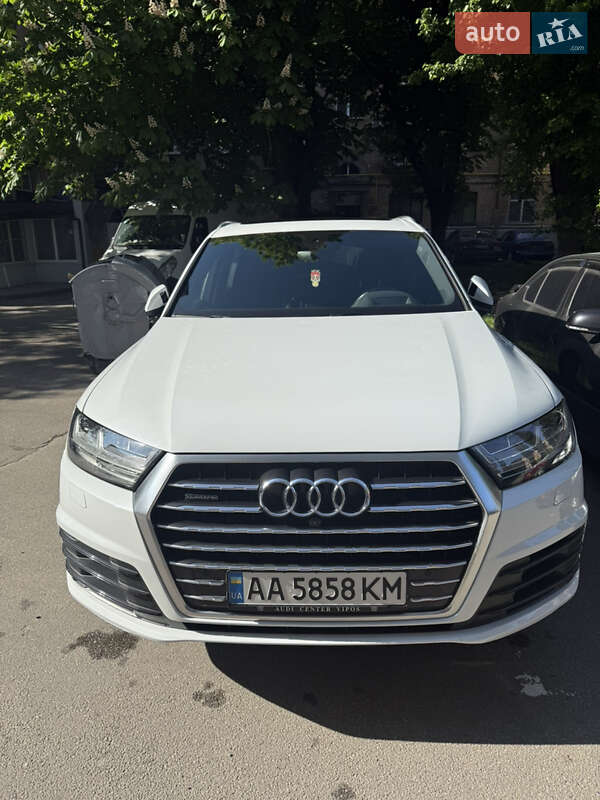 Внедорожник / Кроссовер Audi Q7 2016 в 