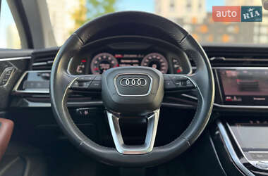 Позашляховик / Кросовер Audi Q7 2020 в 