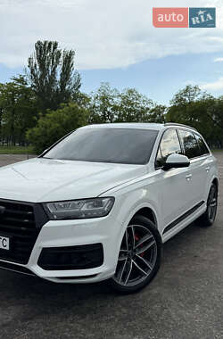 Позашляховик / Кросовер Audi Q7 2018 в 