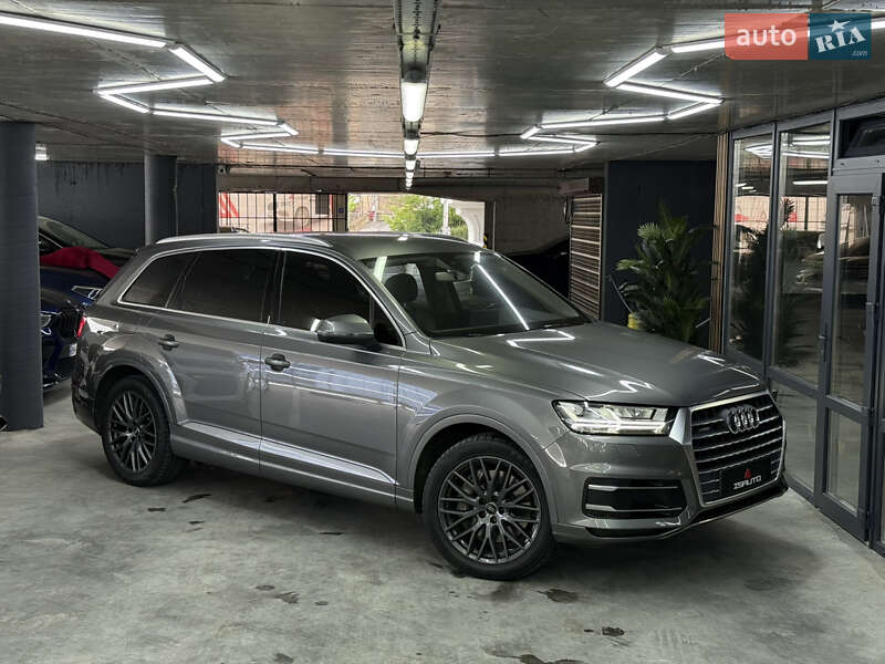 Внедорожник / Кроссовер Audi Q7 2015 в 