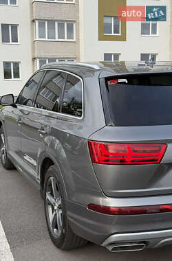 Позашляховик / Кросовер Audi Q7 2016 в 
