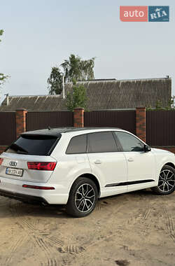 Внедорожник / Кроссовер Audi Q7 2016 в 
