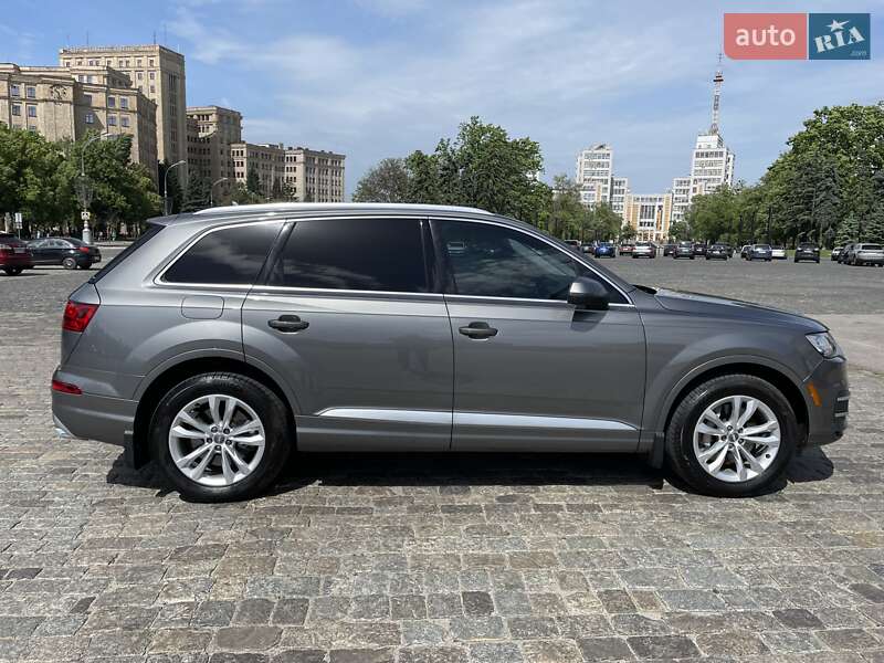 Позашляховик / Кросовер Audi Q7 2017 в 