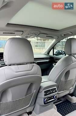 Внедорожник / Кроссовер Audi Q7 2016 в 