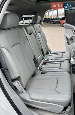 Внедорожник / Кроссовер Audi Q7 2016 в 