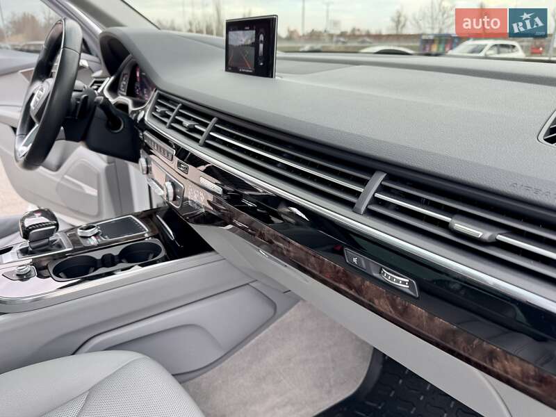 Позашляховик / Кросовер Audi Q7 2016 в Дніпрі