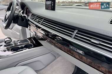 Внедорожник / Кроссовер Audi Q7 2016 в 