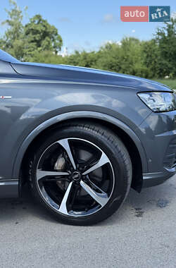 Позашляховик / Кросовер Audi Q7 2018 в 