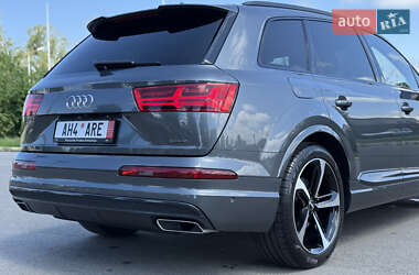 Позашляховик / Кросовер Audi Q7 2018 в 