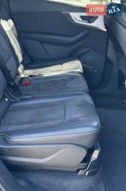 Позашляховик / Кросовер Audi Q7 2018 в 