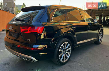 Внедорожник / Кроссовер Audi Q7 2016 в 