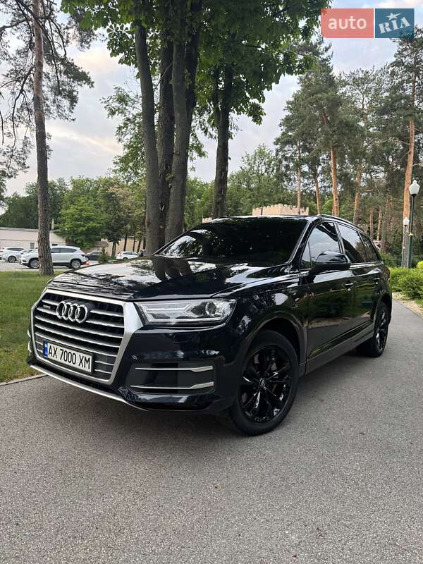 Позашляховик / Кросовер Audi Q7 2017 в 