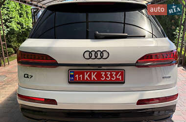 Позашляховик / Кросовер Audi Q7 2021 в 