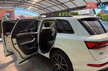 Позашляховик / Кросовер Audi Q7 2021 в 