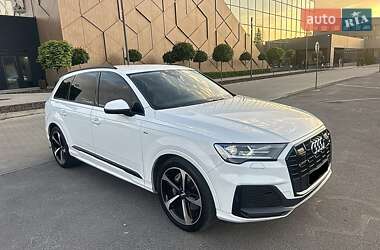 Позашляховик / Кросовер Audi Q7 2020 в 