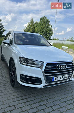 Внедорожник / Кроссовер Audi Q7 2015 в 