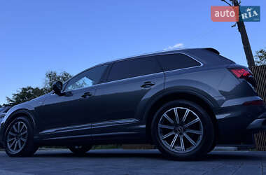 Позашляховик / Кросовер Audi Q7 2021 в 
