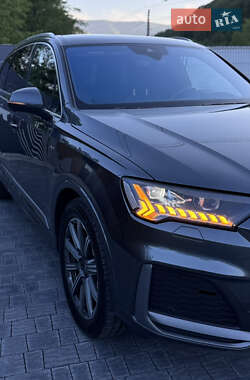 Позашляховик / Кросовер Audi Q7 2021 в 