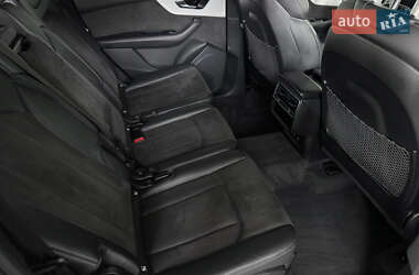 Позашляховик / Кросовер Audi Q7 2021 в 
