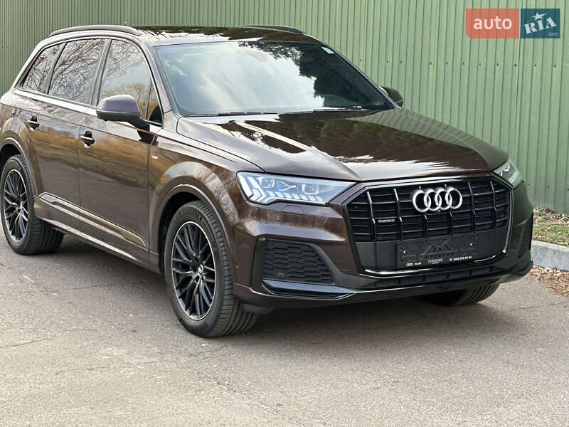 Позашляховик / Кросовер Audi Q7 2020 в 