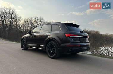 Позашляховик / Кросовер Audi Q7 2020 в 