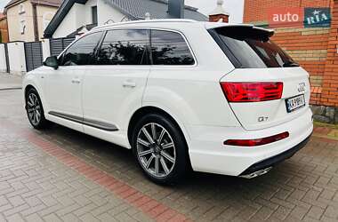 Внедорожник / Кроссовер Audi Q7 2015 в 