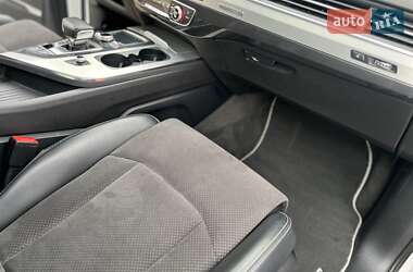 Внедорожник / Кроссовер Audi Q7 2015 в 