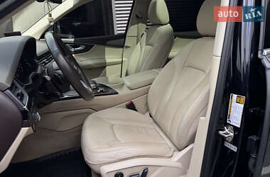 Внедорожник / Кроссовер Audi Q7 2016 в 