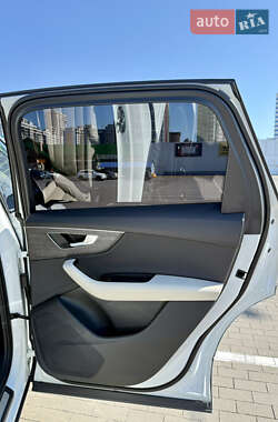 Позашляховик / Кросовер Audi Q7 2020 в 