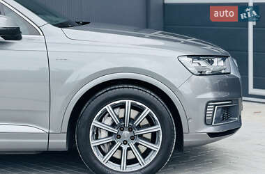 Внедорожник / Кроссовер Audi Q7 2016 в 