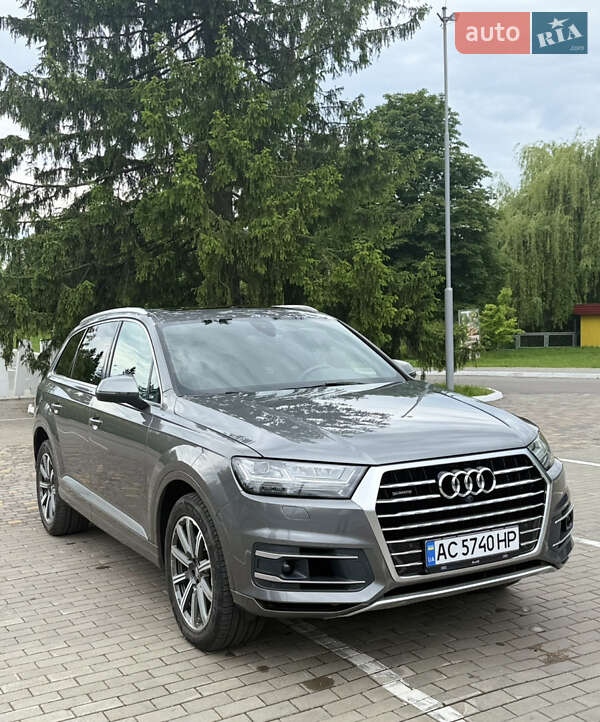 Позашляховик / Кросовер Audi Q7 2017 в 